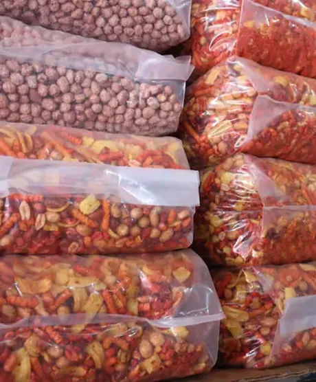 Bolsas de cacahuate y frituras apiladas