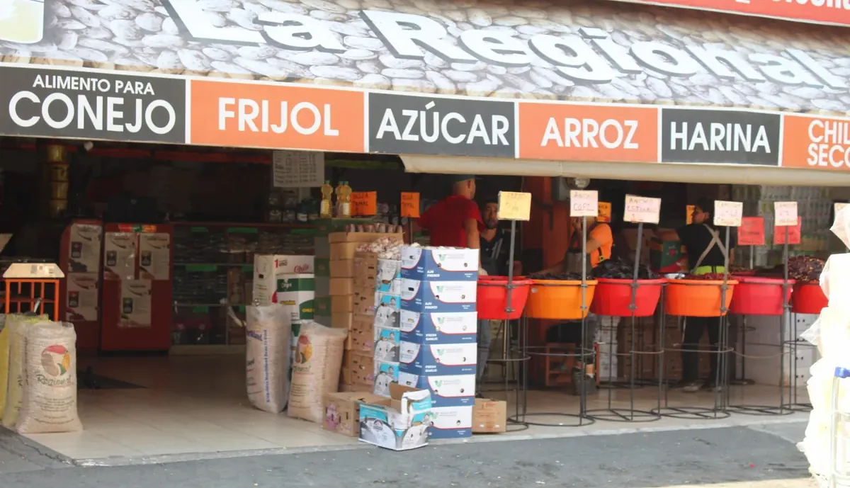 Mostrador de La Regional con los rótulos de conejo, frijol, azúcar, arroz, harina y chile seco.
